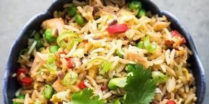 Τηγανιτό ρύζι με σολομό